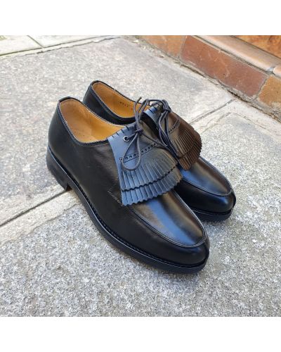 Derby shoe John Mendson 8172 Bob black leather with tassels