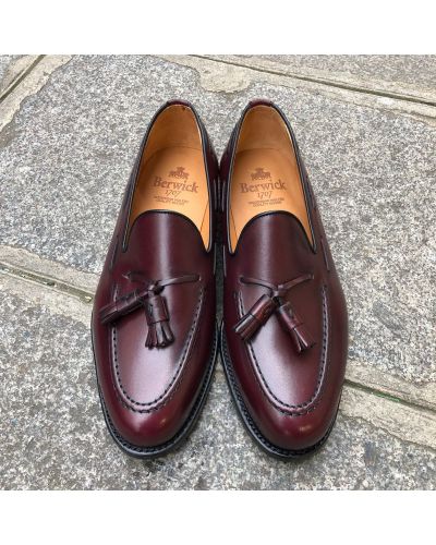 Moccasin with pompons Berwick 8491 burgundy leather