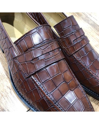 Moccasin John Mendson 13854 brown leather crocodile print finish