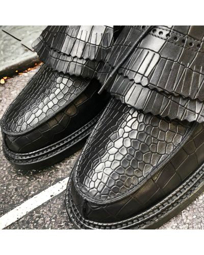 Derbie triple semelle John Mendson 14300 cuir façon croco noir avec franges