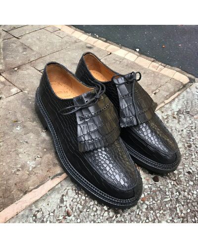 Derbie triple semelle John Mendson 14300 cuir façon croco noir avec franges