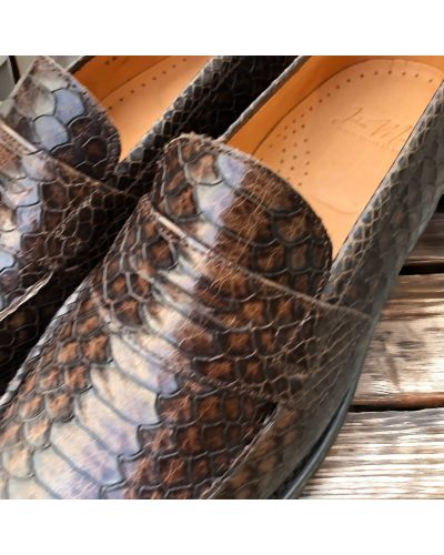 Mocassin John Mendson 14407 cuir façon python marron