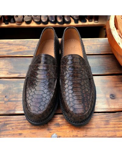 Mocassin John Mendson 14407 cuir façon python marron