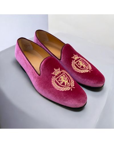 Mocassin brodé lauriers et lion slippers Center 51 crown velours rose