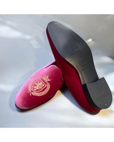 Mocassin brodé lauriers et lion slippers Center 51 crown velours rose