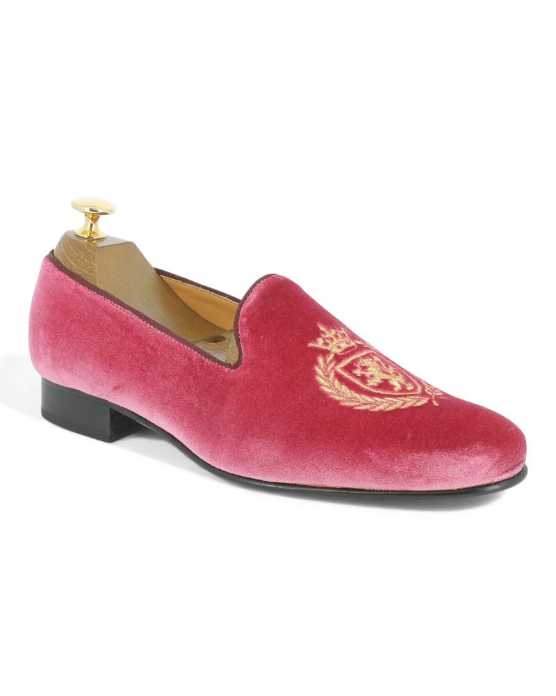Mocassin brodé lauriers et lion slippers Center 51 crown velours rose