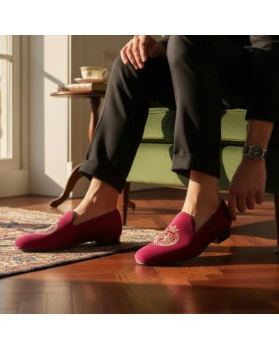 Mocassin brodé lauriers et lion slippers Center 51 crown velours rose