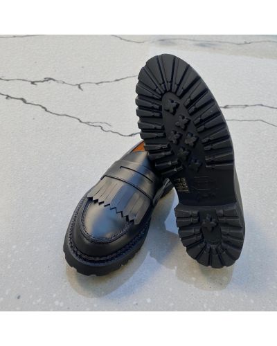 Loafer with fringe John Mendson 14843 with commando rubber sole in black leather