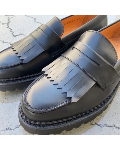 Mocassin à frange John Mendson 14843 semelle gomme commando cuir noir