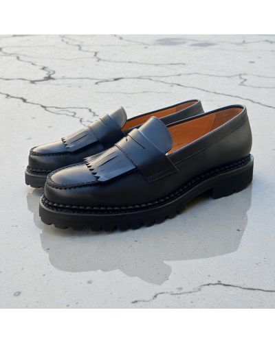 Mocassin à frange John Mendson 14843 semelle gomme commando cuir noir