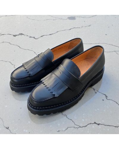 Mocassin à frange John Mendson 14843 semelle gomme commando cuir noir
