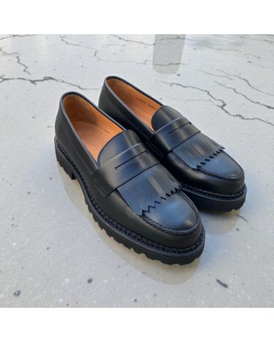 Mocassin à frange John Mendson 14843 semelle gomme commando cuir noir