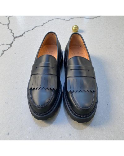 Mocassin à frange John Mendson 14843 semelle gomme commando cuir noir