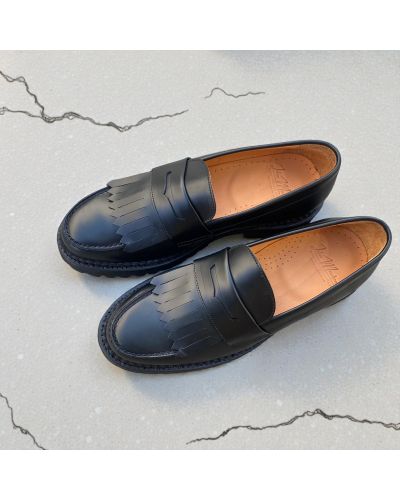 Mocassin à frange John Mendson 14843 semelle gomme commando cuir noir