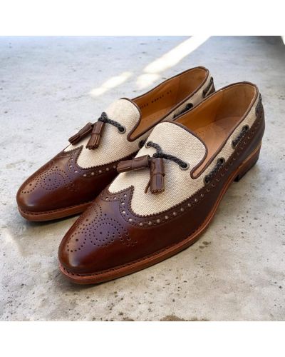 Mocassin à pompons avec perforations John Mendson 10552 cuir marron et toile beige