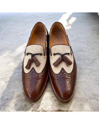 Mocassin à pompons avec perforations John Mendson 10552 cuir marron et toile beige