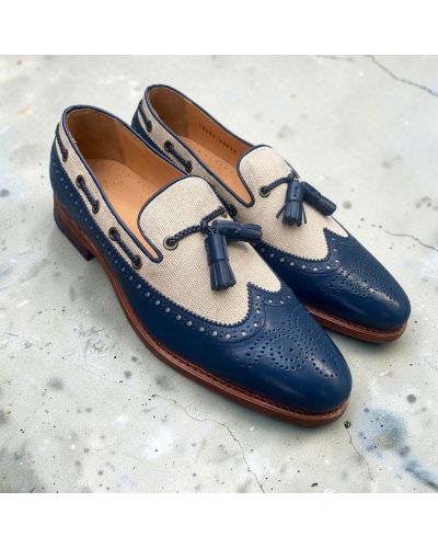 Mocassin à pompons avec perforations John Mendson 10552 cuir marine et toile beige