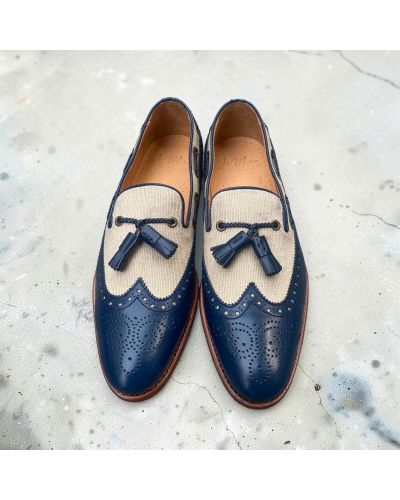 Mocassin à pompons avec perforations John Mendson 10552 cuir marine et toile beige
