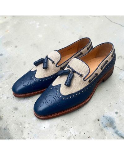 Mocassin à pompons avec perforations John Mendson 10552 cuir marine et toile beige