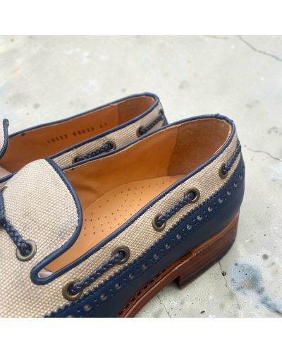 Mocassin à pompons avec perforations John Mendson 10552 cuir marine et toile beige