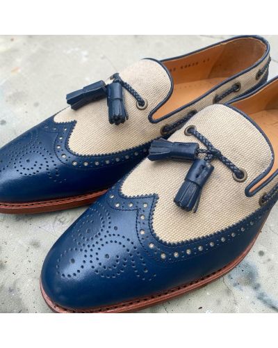 Mocassin à pompons avec perforations John Mendson 10552 cuir marine et toile beige