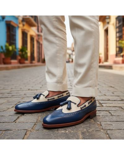 Mocassin à pompons avec perforations John Mendson 10552 cuir marine et toile beige